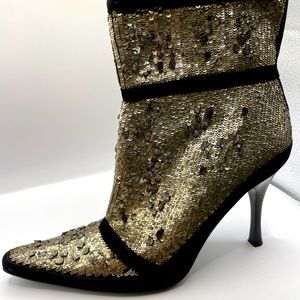 Boots Donald J Pliner Size 8 Excellent Condition, Black and Gold, Used Only Once